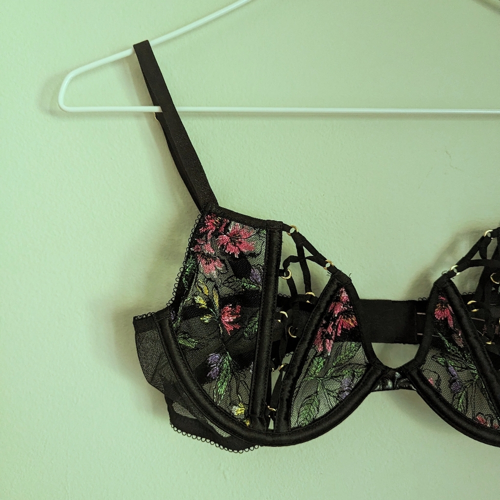 Victoria's Secret 32C Very Sexy Lace-Up Open Cut Demi Floral Embroidery Bra 111 - Picture 2 of 10